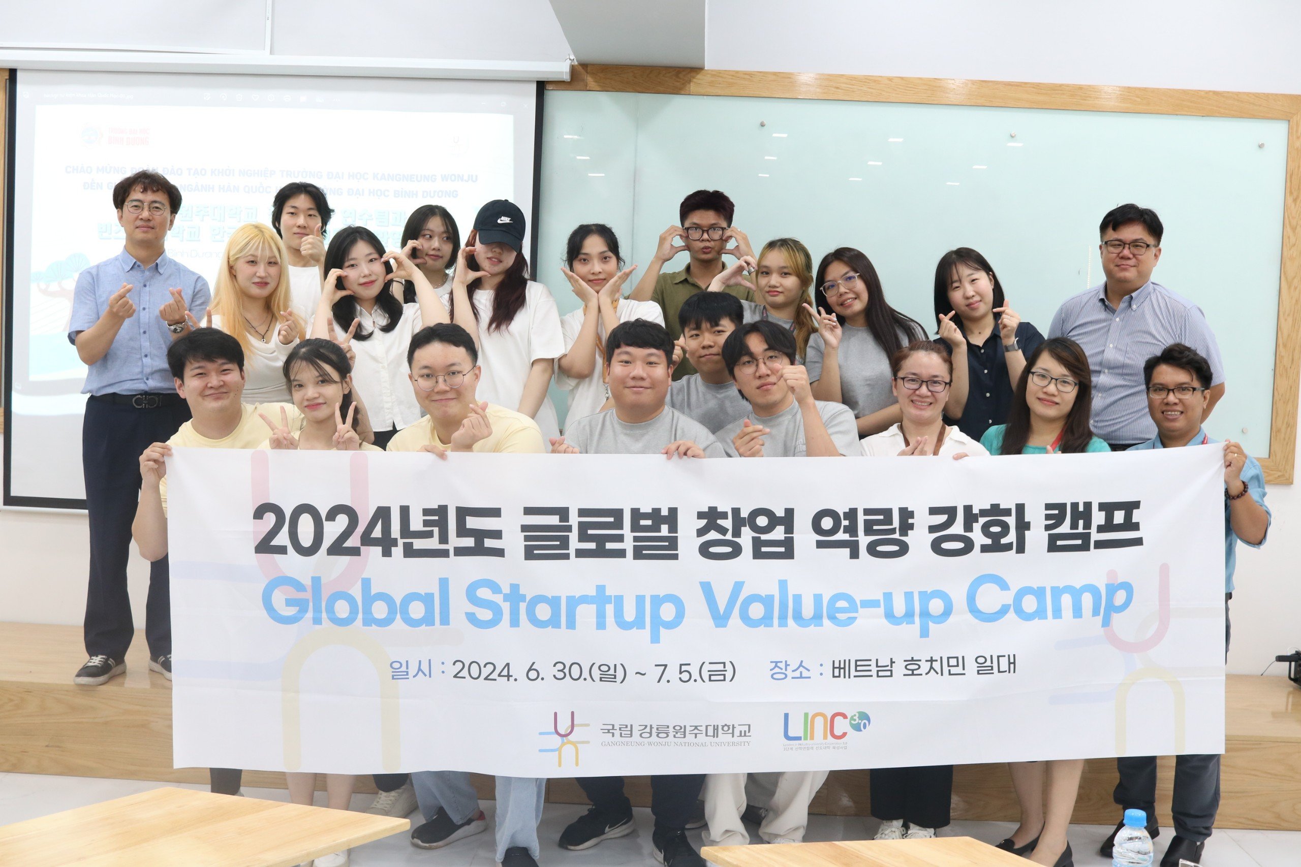 Sinh viên Hàn Quốc học cùng dự án khởi nghiệp của sinh viên trường Đại học Quốc gia Gangneung-Wonju